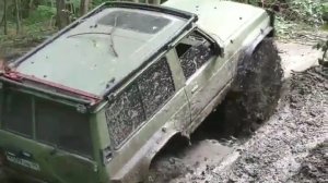 На спор по бездорожью Nissan Patrol Y60 на портальных мостах 3uz против Ниссан Патрол Y61 6.2