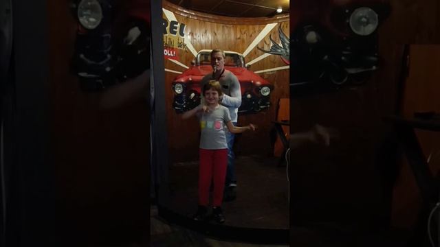 Саксофон, господа! #музыка #кафебаррель #йошкарола #дочь #танцы #саксофон #дети #лето #отдых смотреть онлайн