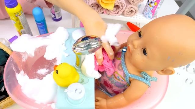 Беби Бон подбросили! Купаем и кормим куклу. Видео для девочек с Baby Born смотреть онлайн