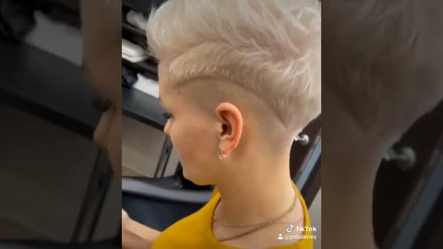 Модельная женская стрижка машинкой,окраска. смотреть онлайн