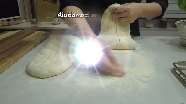 PIZZA con PRECOTTURA IN BIANCO SENZA TEGLIA! Trucchetto casalingo per renderla perfetta! смотреть онлайн