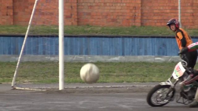 На базе спорткомплекса ДОСААФ состоялся мотобольный матч