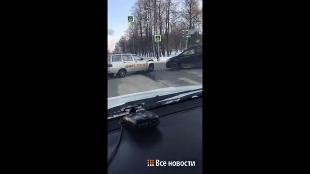 Машина такси столкнулась с иномаркой в Нижнем Тагиле смотреть онлайн