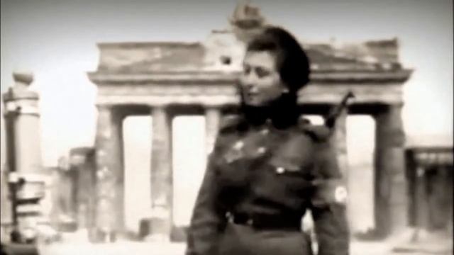 Katya Spivak dirigiendo el tráfico en Berlín (1945 - AUDIO SUBITULADO) смотреть онлайн