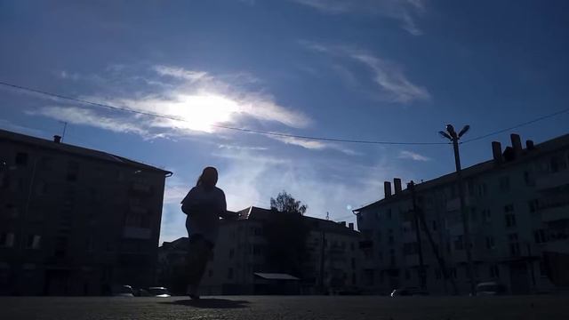Весело по полю бігає кобанчік. смотреть онлайн