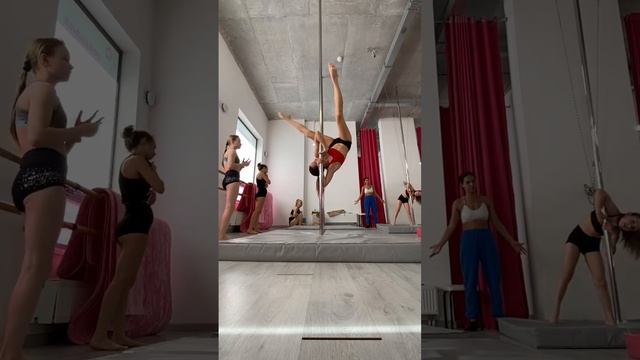 Разучила новый хват на пилоне - на двух локтях. #пилон #воздушнаягимнастика смотреть онлайн