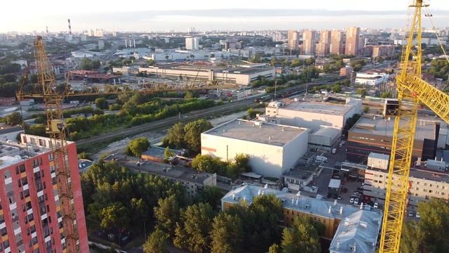 Башенные краны КБ 515. Летний вечер над Москвой. Tower cranes on a summer evening смотреть онлайн