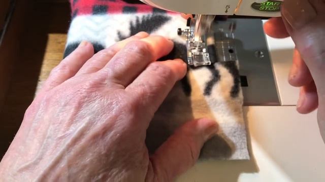 Make fingerless fleece gloves - FREE PATTERN! смотреть онлайн