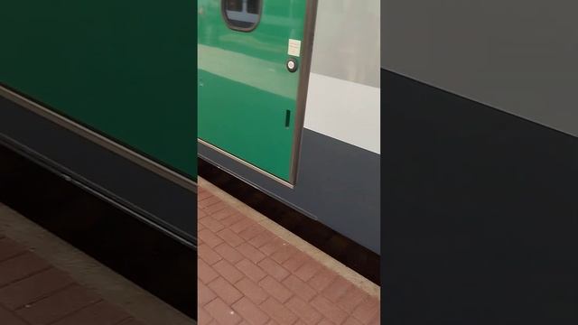 Пытаемся открыть дверь поезда 5/16