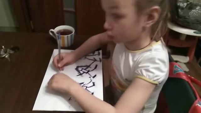 VLOG 11: Ульяна рисует рисунок и сома его подписывает!!!! смотреть онлайн