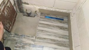 как уложить плитку в ванной комнате на пол с трапом