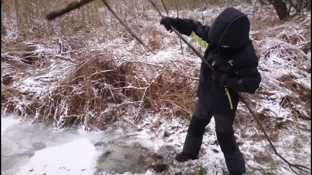 Мальчишки придумали ледоруб и ломают им лед . смотреть онлайн
