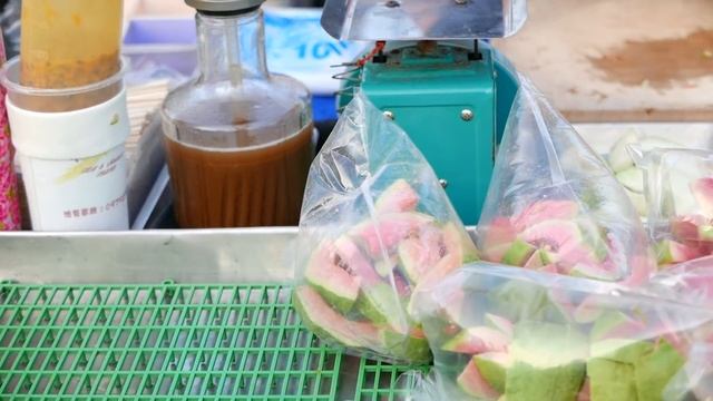 Taiwanese Street Food - FAST FRUIT CUTTING SKILLS Tainan Taiwan