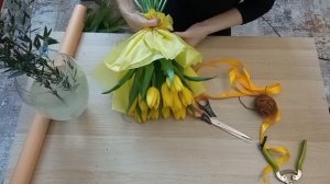 Букет тюльпанов, упаковка в пленку