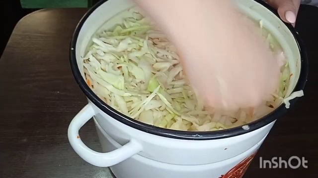 КВАШЕННАЯ КАПУСТА С БРУСНИКОЙ.