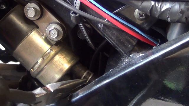 Suzuki RF 900 Fuel Pump Removal смотреть онлайн