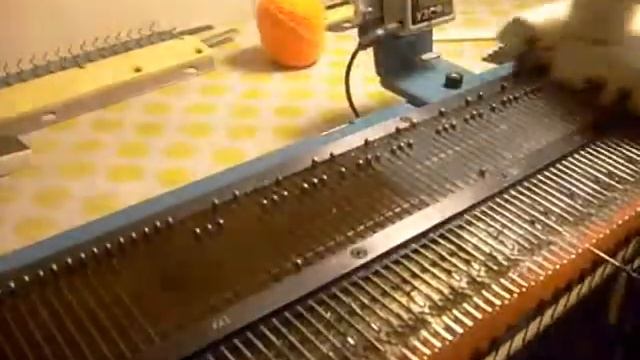 Легкий ажур на вязальной машине Нева-5 смотреть онлайн