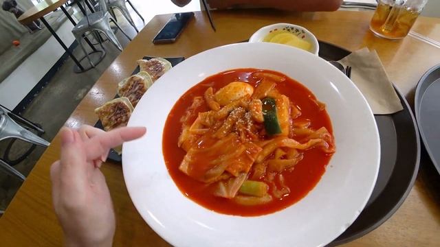 Сводили Моку в кафе для собак. Первый опыт общения;)