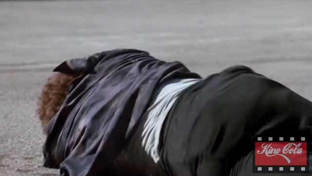 Ейс Вентура - Джим Керрі - сцена: люди тут доброзичливі смотреть онлайн