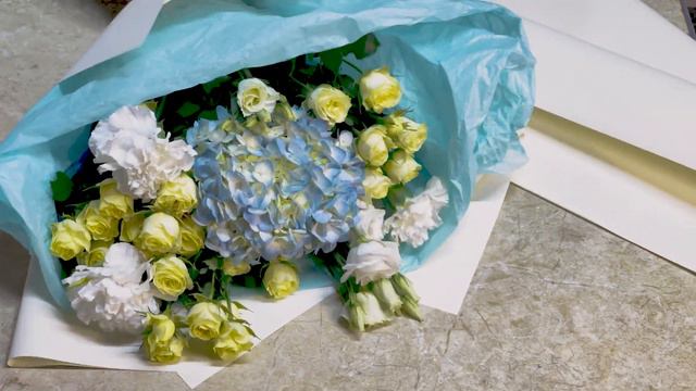 Crafting a Stunning Bouquet with Hydrangeas, Eustoma, Spray Roses, and Dianthus смотреть онлайн