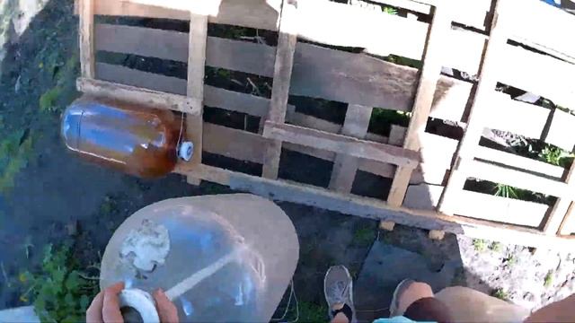 Сделал плот из пивных бочек. смотреть онлайн