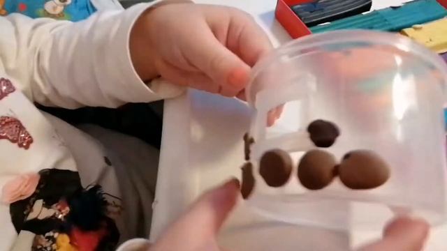 Тея лепит из пластелина. Три поросёнка и волк. Teykaday смотреть онлайн