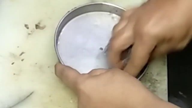 HOW TO CLEAN OILY STEEL UTENSILS | How To Clean Oil cans at home | Tel ke dabbe ko kaise saaf karen смотреть онлайн