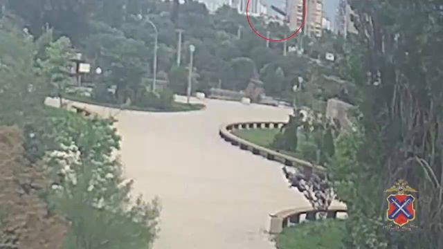 На волгоградца в сквере Пушкина неизвестно откуда упал фанерный лист смотреть онлайн