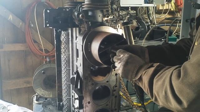 Снимаем гильзы Д-245 при помощи самодельного съёмника. смотреть онлайн