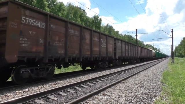 Электровоз ВЛ11.8-614/615 с грузовым поездом, 6 июня 2021 г. смотреть онлайн