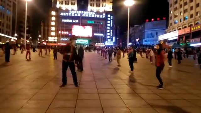 Танцы на коммерческой площади в Китае. г.Суйфэньхэ смотреть онлайн