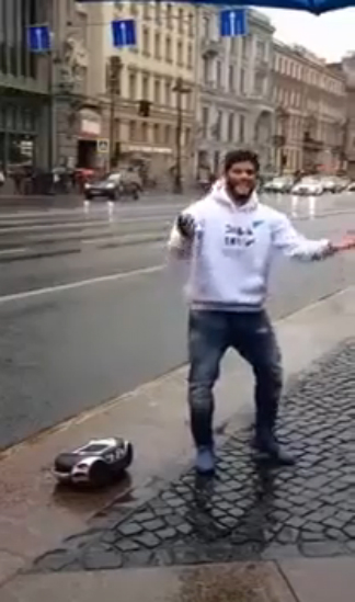 Футболист ФК "Зенит" - Халк танцует на улице в Петербурге смотреть онлайн