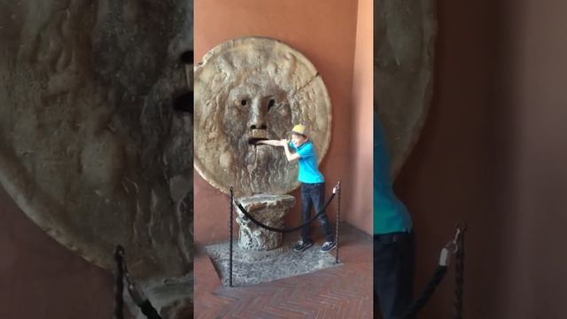Уста Истины в Риме! Проверка на враньё))))) мой внук! Хорошо повеселились смотреть онлайн