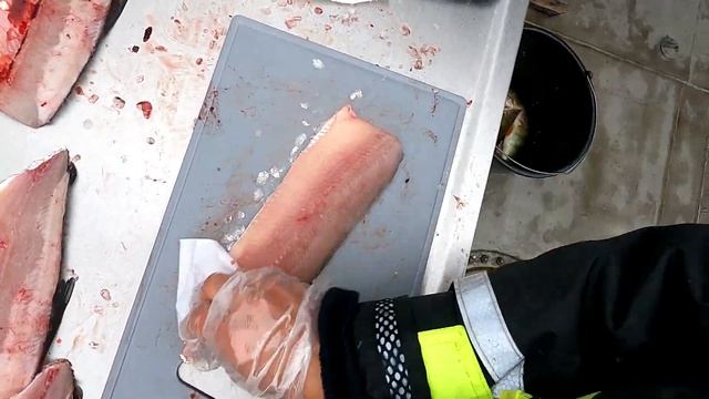 Whitefish thinning / Рыба сиг. Филировка и засолка. смотреть онлайн