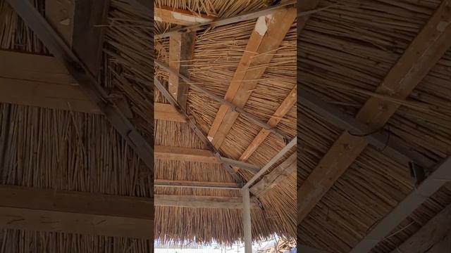 Строим беседку из камыша,не получается уложить правильно камыш?