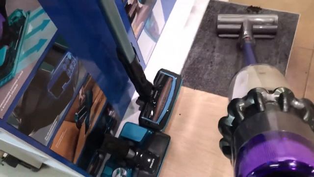 Вертикальный пылесос. Dyson, тест на ковролине смотреть онлайн