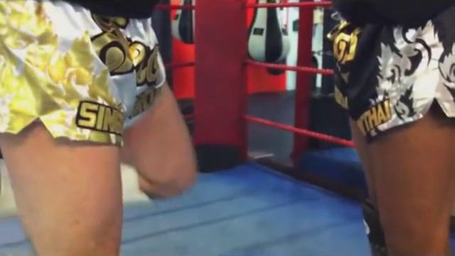 Муай тай самоучитель. Видео #3: защита от атаки коленом смотреть онлайн