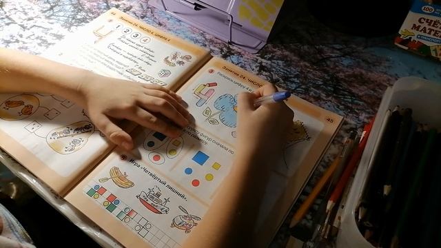 Праздничные штрихи с радугой и эмоциями