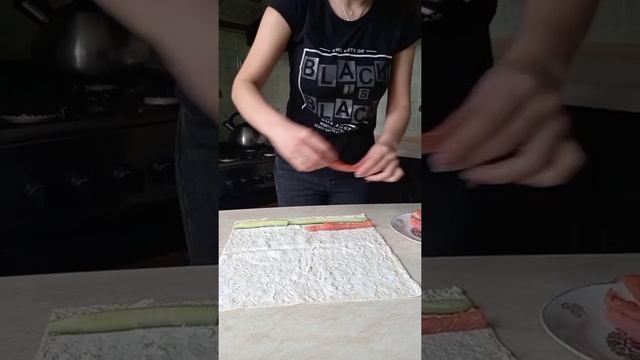 Рулетики. Лаваш с семгой и огурцом. смотреть онлайн