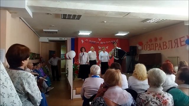 Выступает ансамбль :"ПОЮЩИЕ СЕРДЦА" Песня:" Расцветай, Сибирь" Руководитель ансамбля Дина Фомина. смотреть онлайн