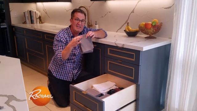 Watch How a Professional Organizer Spring Cleans His Own Home смотреть онлайн