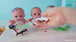 Куклы Пупсики пьют йогурт и кушают. Открывают сюрпризы киндер джой с принцессами. Зырики ТВ