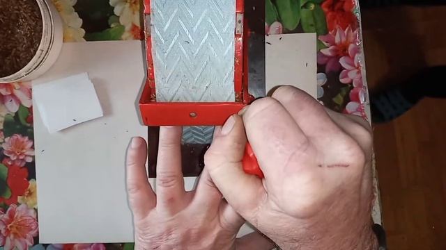 Скручиваем в самодельной машинке сигареты из собственно выращенного табака смотреть онлайн