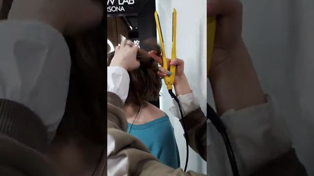 Крутим ЛОКОНЫ УТЮЖКОМ. Три способа, как сделать укладку самой смотреть онлайн