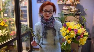 Уроки флористики: букет из тюльпанов и нарциссов// упаковка в крафт