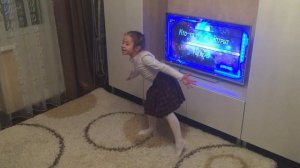 Посмотри на небо, посмотри на звезды, танец маленькой девочки! Смотреть всем!