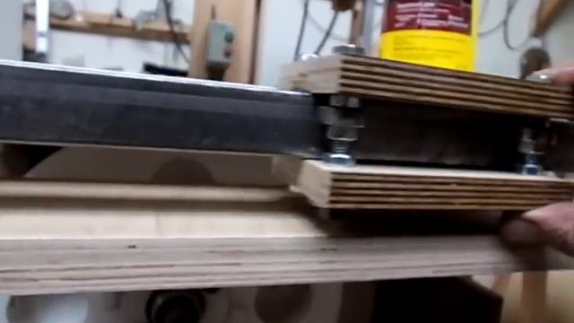 Плавное перемещение параллельного упора на ленточной пиле смотреть онлайн