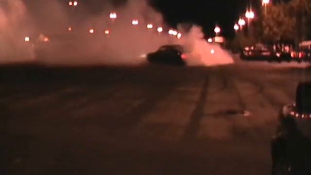 Toying around with a 500SEC V8 Mercedes Benz - Burnout / Donut смотреть онлайн