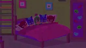 5 обезьянок Герои в масках  прыгали в кроватке