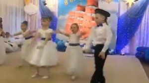 Танец на выпускной в морском стиле